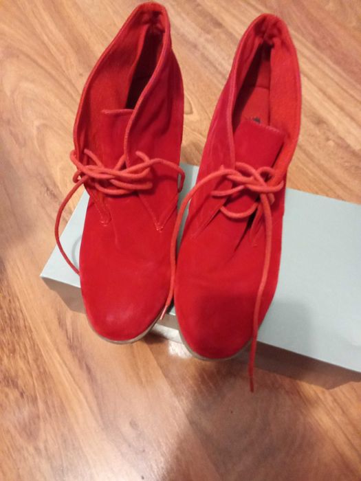 Vand ghete dama rosii marimea 38 , piele intoarsa - 35 lei