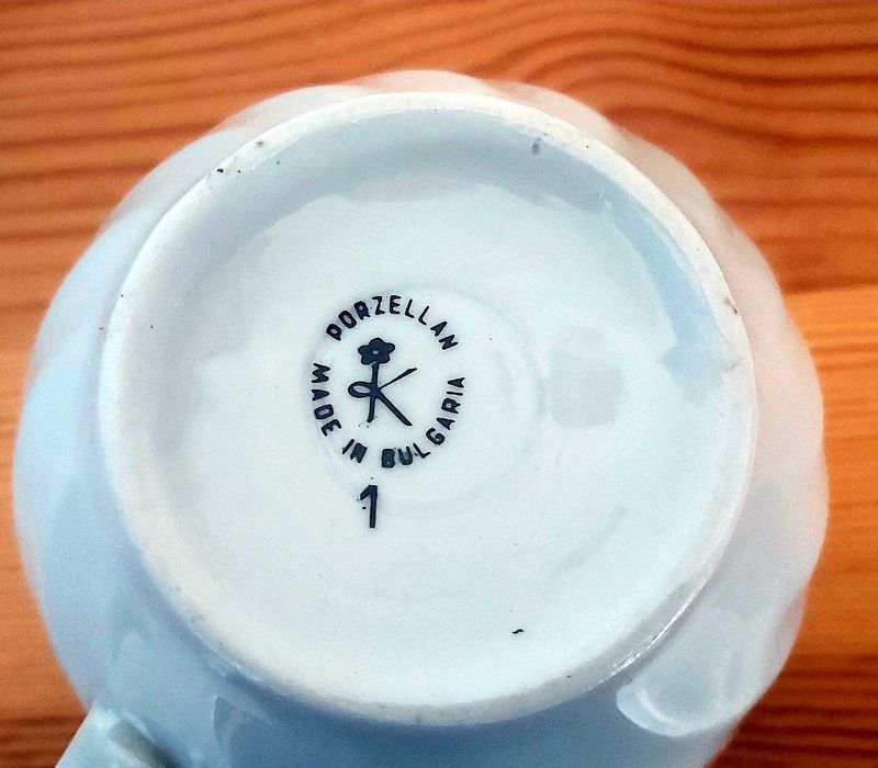 Рядки ретро порцеланови чаши за кафе, произведени в България