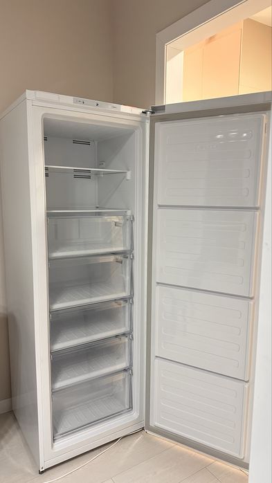 Продам морозильную камеру Веко