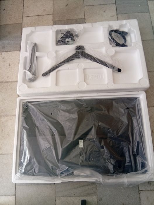 Продавам монитор CRUA 27" FHD Curved 100Hz