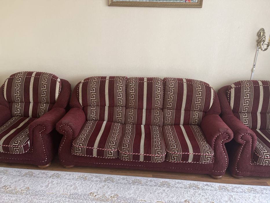 Диван с двумя креслами