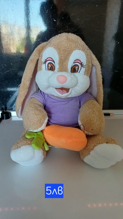 Плюшени играчки и коледна лампа