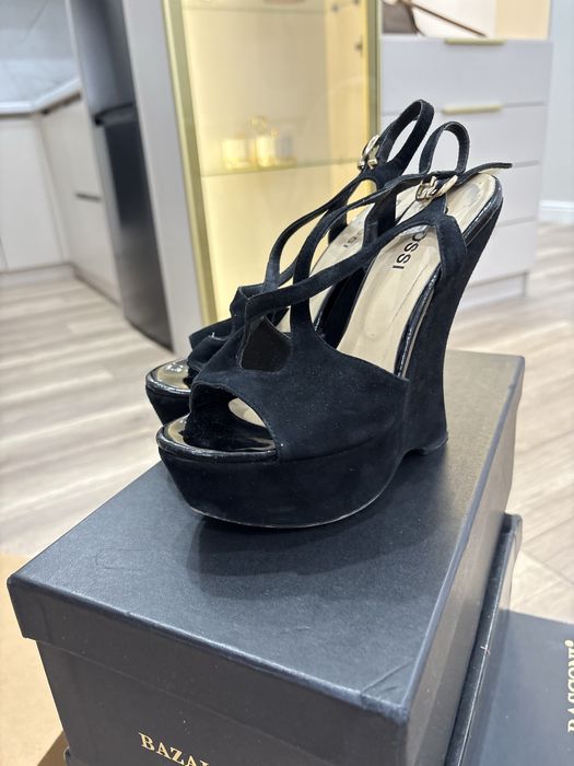 Продам босоножки