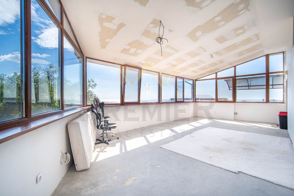 Многофункционална къща с осем апартамента подземен паркинг и морска п