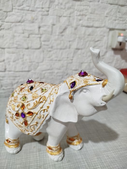 Слон изготовлен из гипса