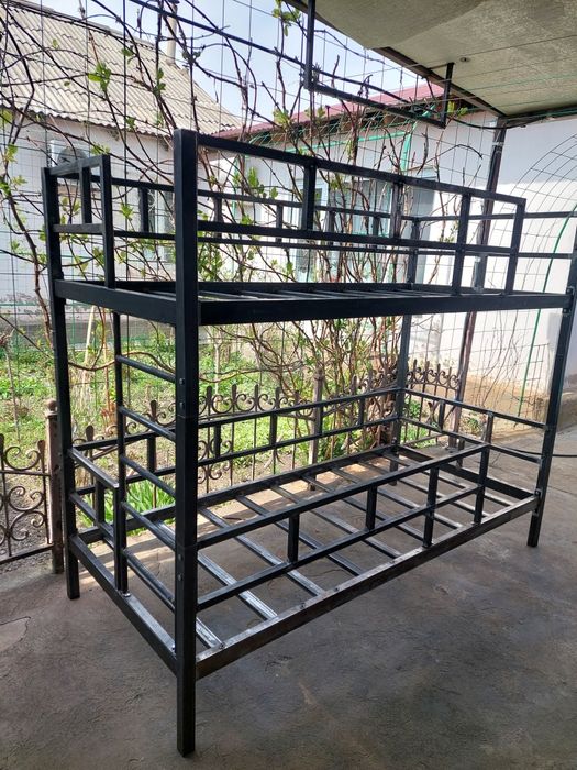 Кровать двухъярусная.