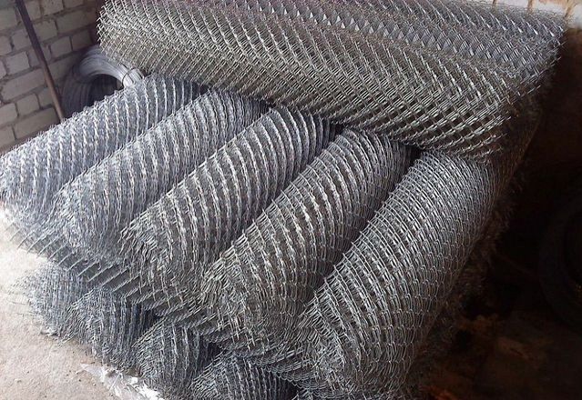 Сетка рабица для забора и штукатурки от 7300 за 1 метр квадратный  .