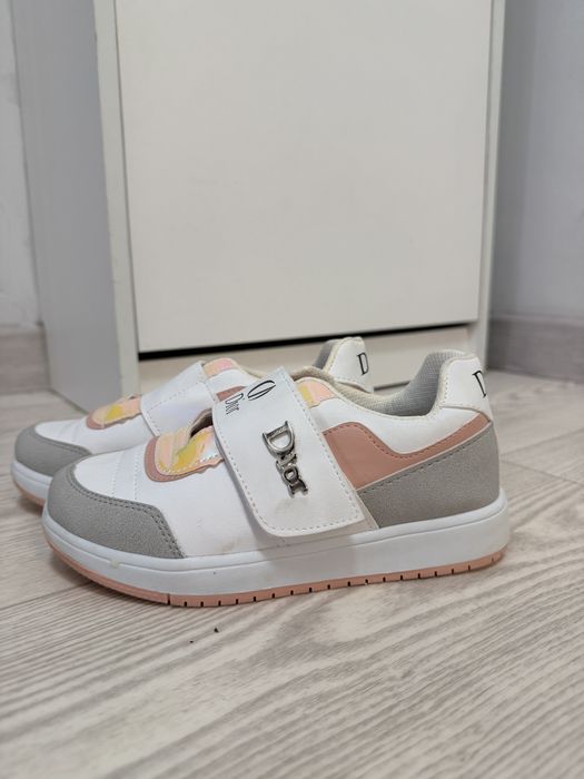 Кроссовки для девочки