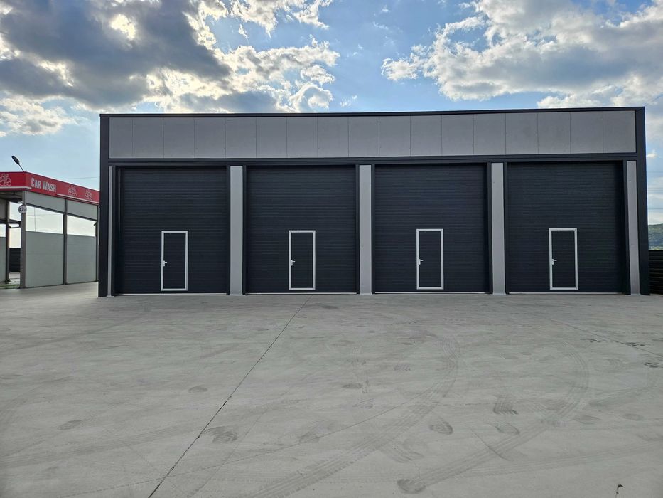 Vand Hala Metalica cu usi completa la gata cu panouri sandwich