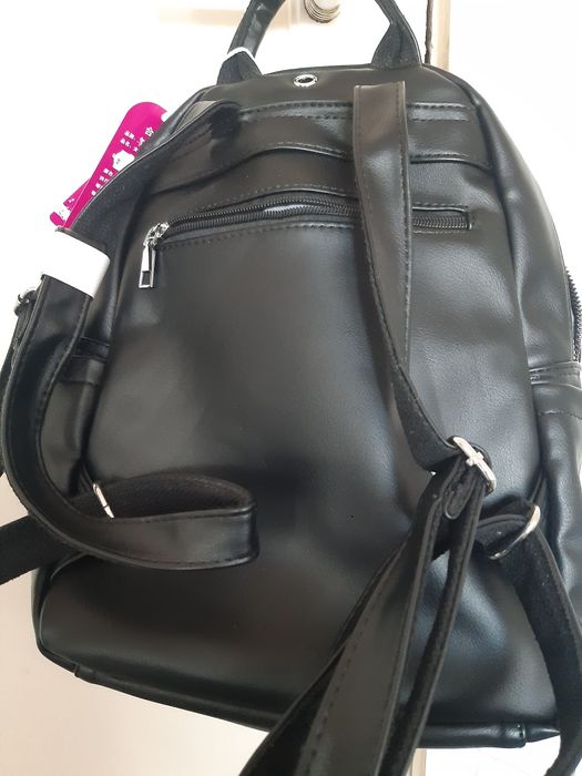 Чисто нова черна раница