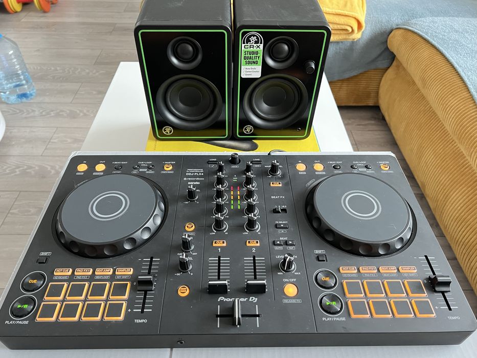 Consolă Pioneer DDJ-FLX4 + 2 Monitoare Active Mackie CR3-X + Cablu RCA 10M + Accesorii (stare impecabilă)