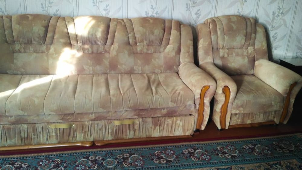 Продам диван с двумя креслами
