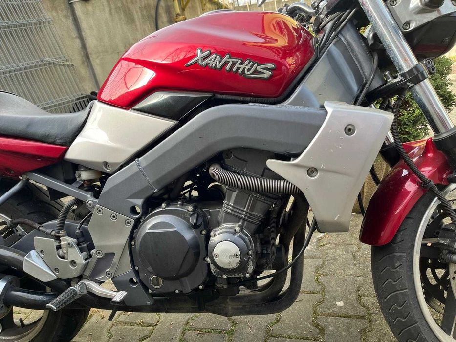 Motocicleta Xanthus ZR400