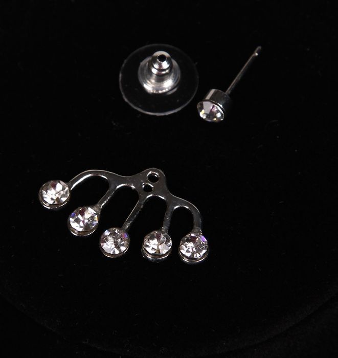 Стилна обеца по ухото в сребрист цвят с 5 безцветни кристали