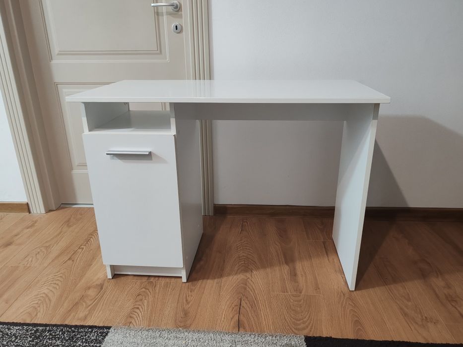 Vand Birou cu dulap pentru  computer alb  in stare buna