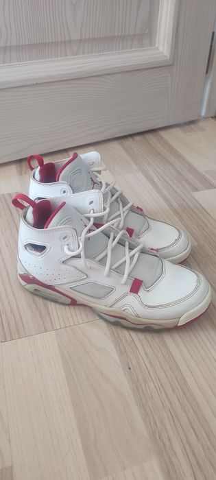 Vând adidași Jordan