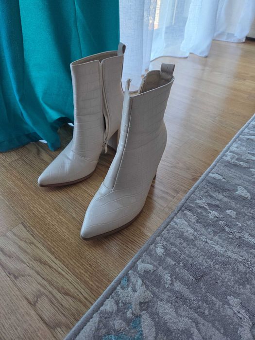 Cizme elegante .