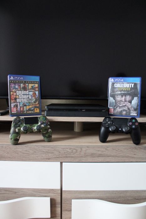 Ps4 cu două manete și 6 jocuri