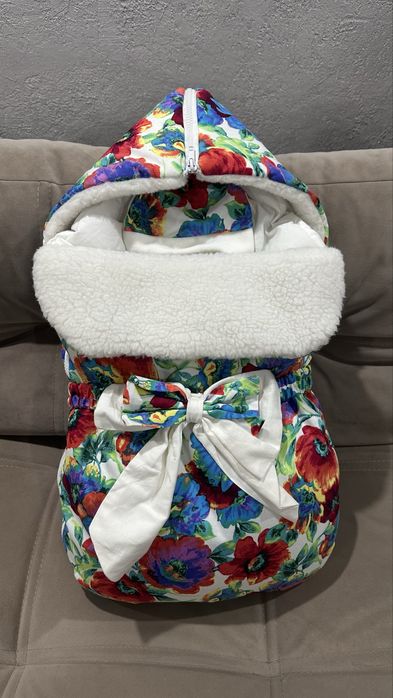 Продам красивый яркий конверт на выписку