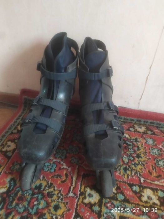 Роликовые коньки черные размер 39