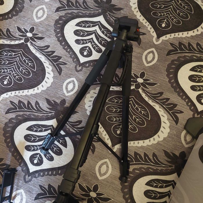 Статив / трипод – 140 см, почти нов, с чанта и стойка за телефон