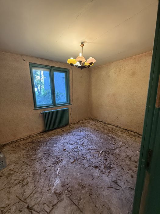 Apartament 2 camere, parter — cu acces la grădina din spatele blocului | Republicii / Ploiești Nord 43,5 mp utili | semidecomandat | parter