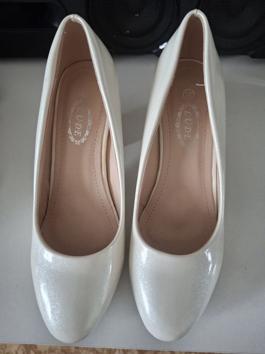 Продам туфли новые 37 размер