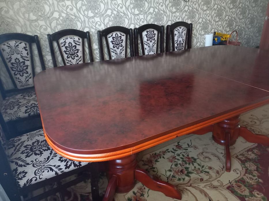 Продается большой деревянный стол