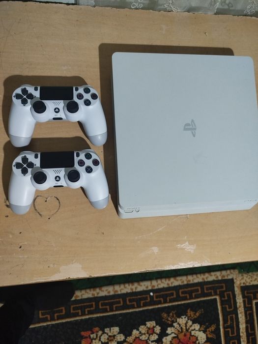 PS4 Slim 1TB + 2 pult + o'yinlar sotiladi