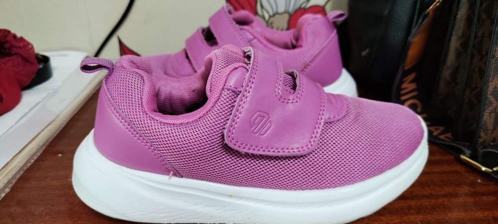 Продам детские кроссовки