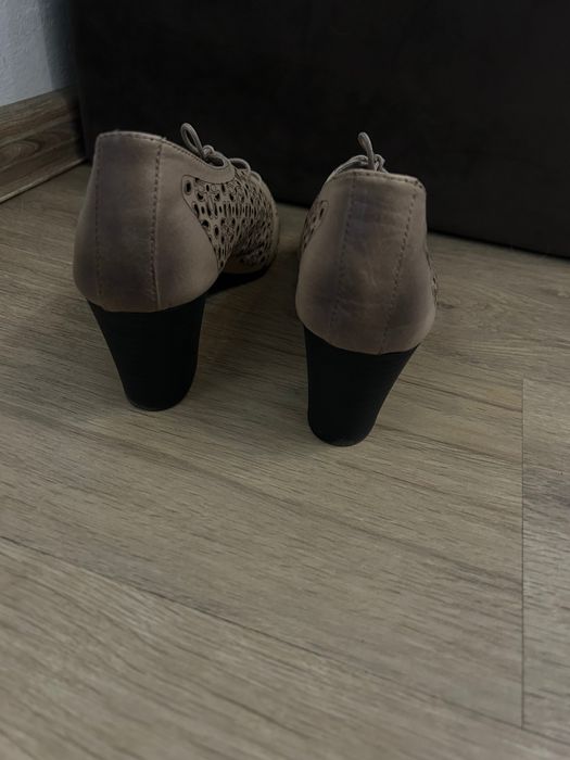 Дамски затворени обувки с връзки