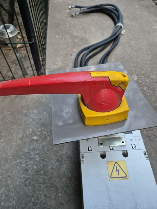 Întrerupător cu declanșator tip USOL, heblu. 600 amps, 3 faze, maneta