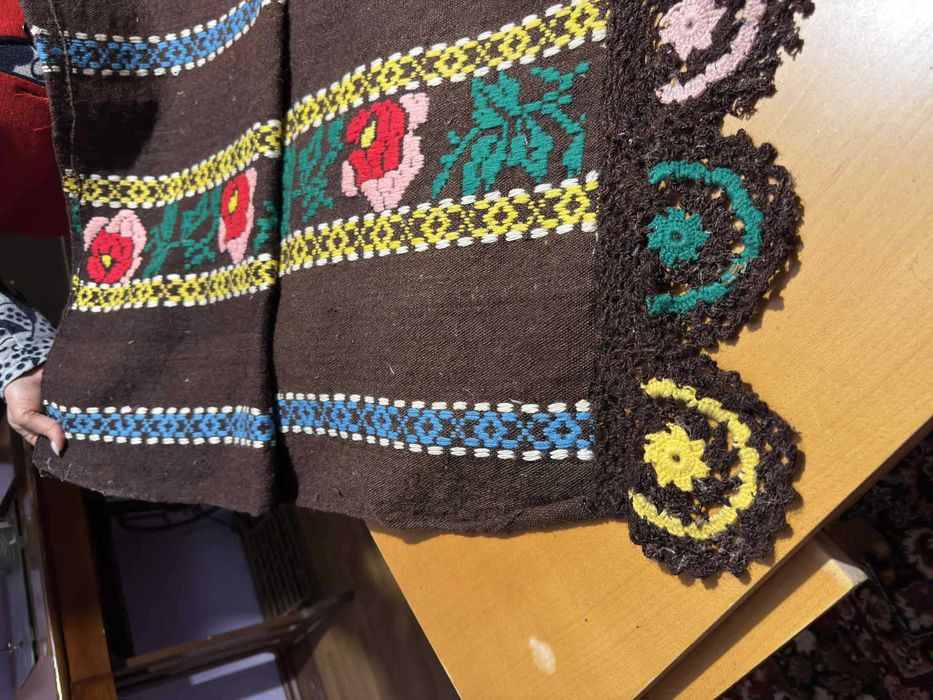 Fete de masa , chindeu si covoare tesute in razboi