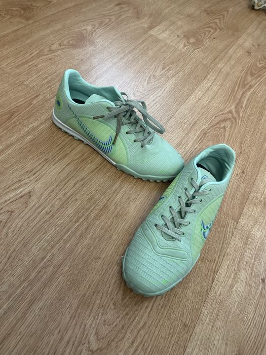 Продам кроссовки сороконожки