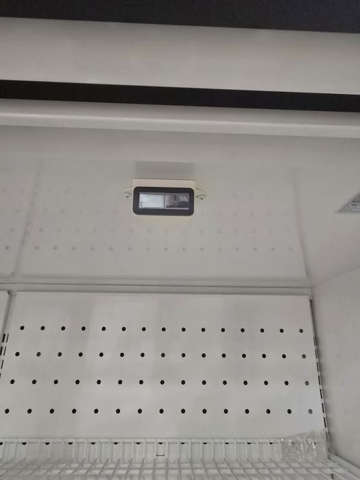 Vând patru vitrine frigorifice industriale. La super preț