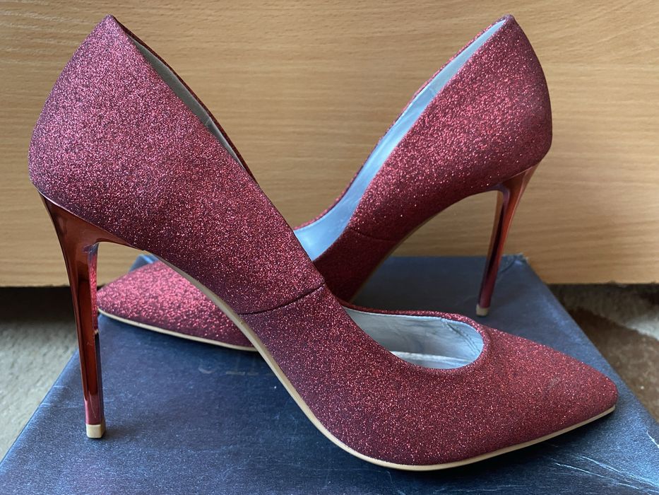 Туфли в красном цвете блестящие