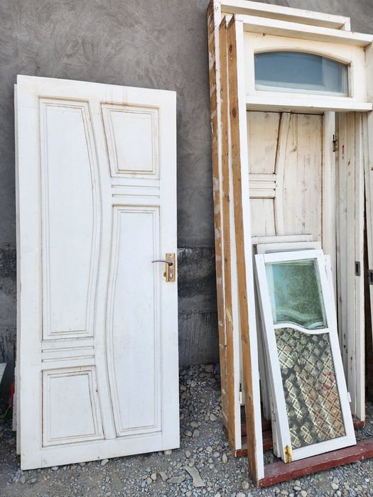 Taxta eshik romlar sotiladi