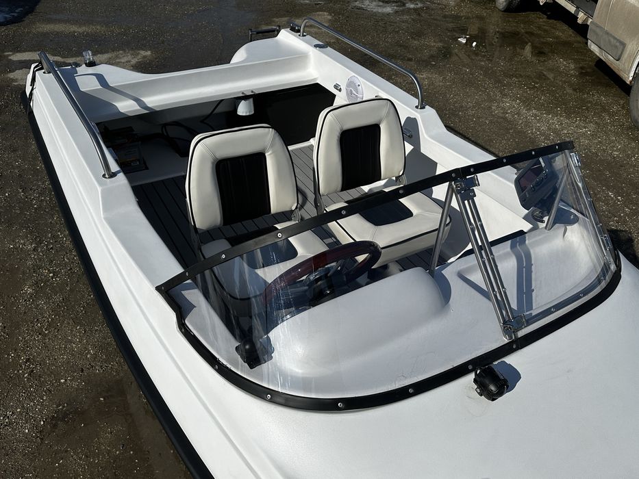 Barca tip salupa pentru agrement sau pescuit