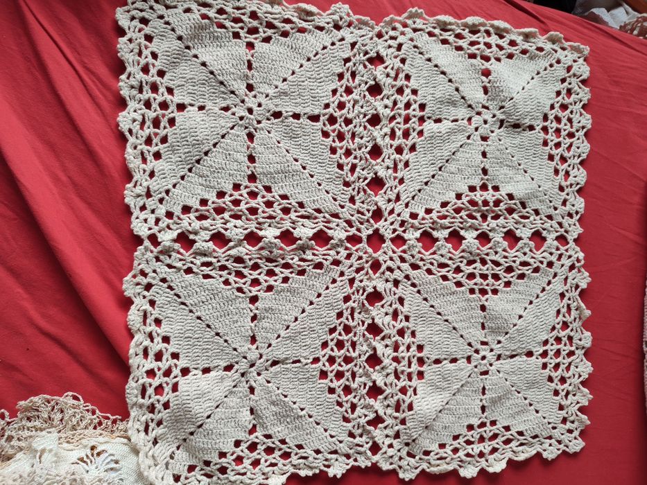 Плетени на една кука кувертюри на спалня,покривки за кръгла маса.