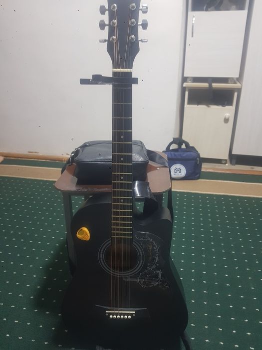 Gitara sotiladi razmer 38  qushimcha xamma narsasi bor yangi ochilmaga