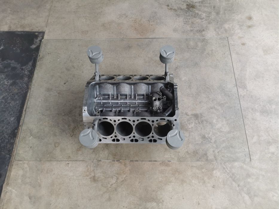 Холма маса от V8 двигателен блок