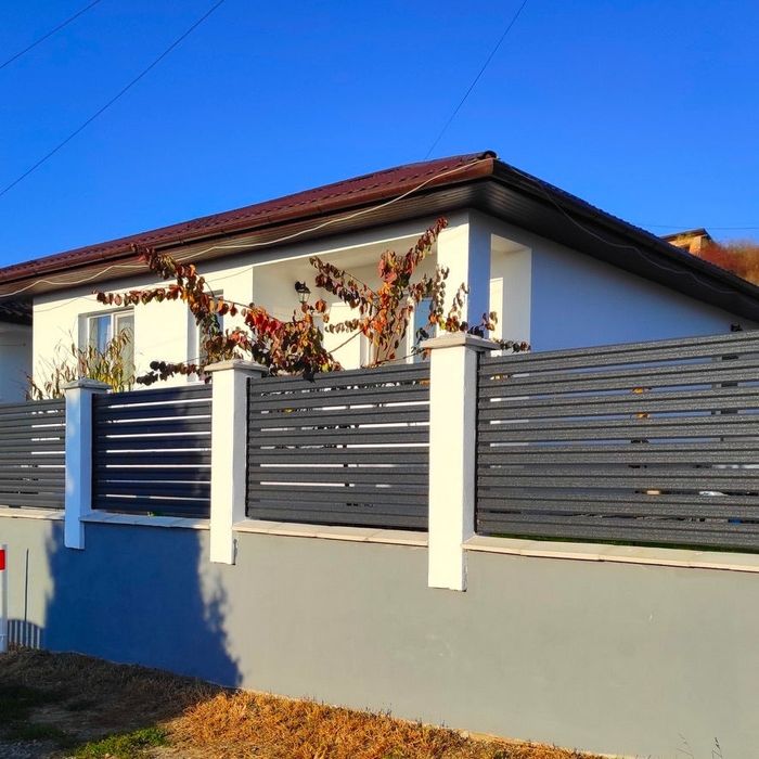 Garduri si porti din panouri stil jaluzele, sipca metalica, tabla cutata, plasa bordurata, fier forjat, BCA sau beton si alte modele disponibile