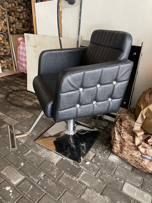 Продается парикмахерское кресло