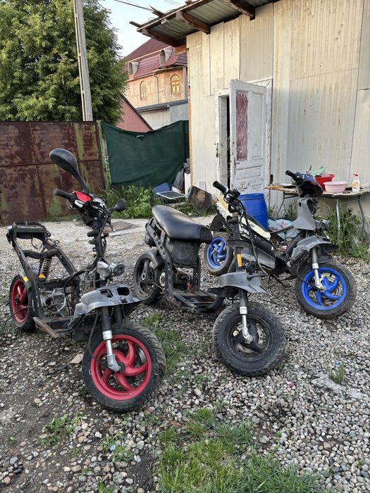 Vand sau schimb doua carde runner si un piaggio NRG