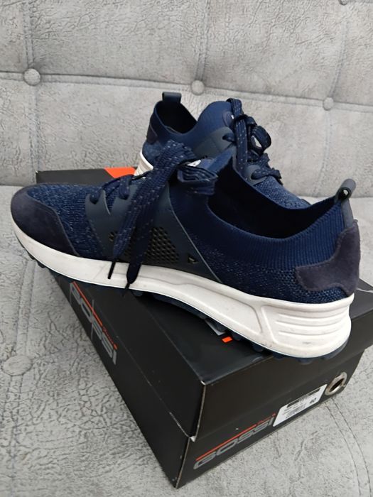 Продаётся обувь.