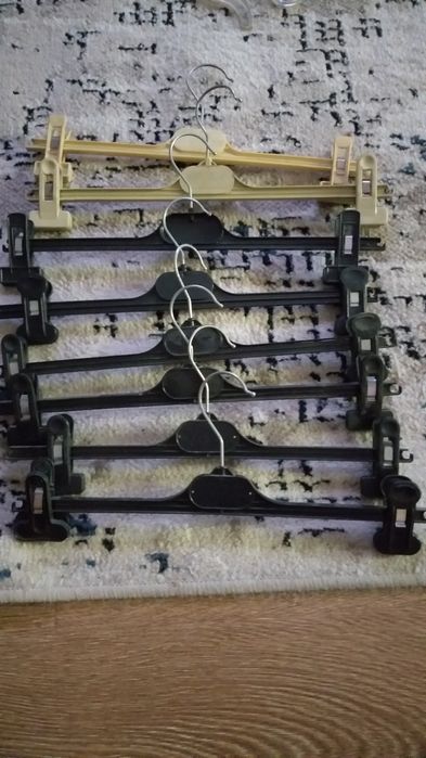 Вешалки, пуговицы.