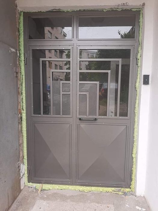 Ușii metalice întrare în Bloc