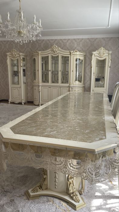 Стол без стульев