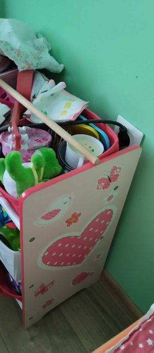 Етажерка за играчки