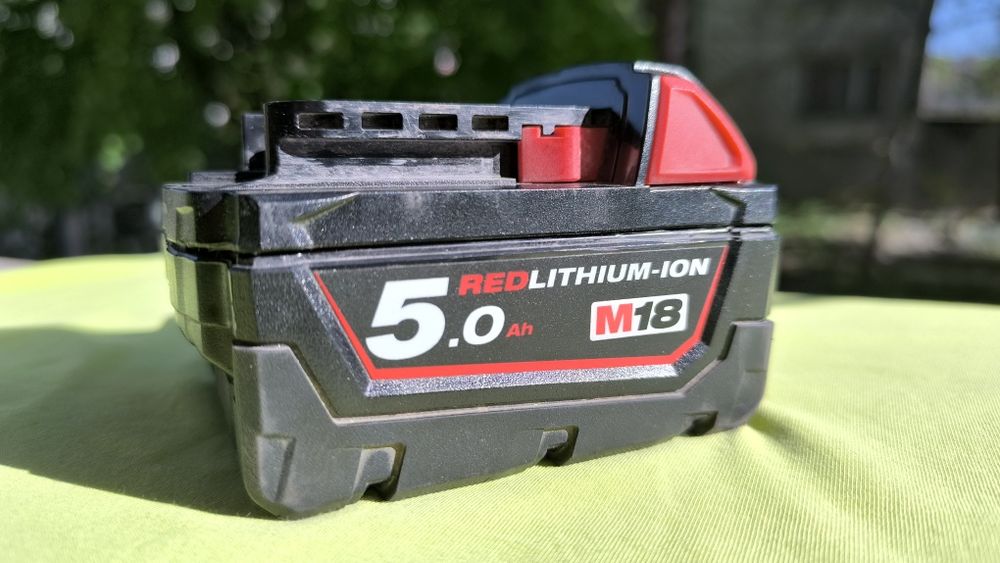 Батерия акумулаторна MILWAUKEE M18 B5 ( повредена)